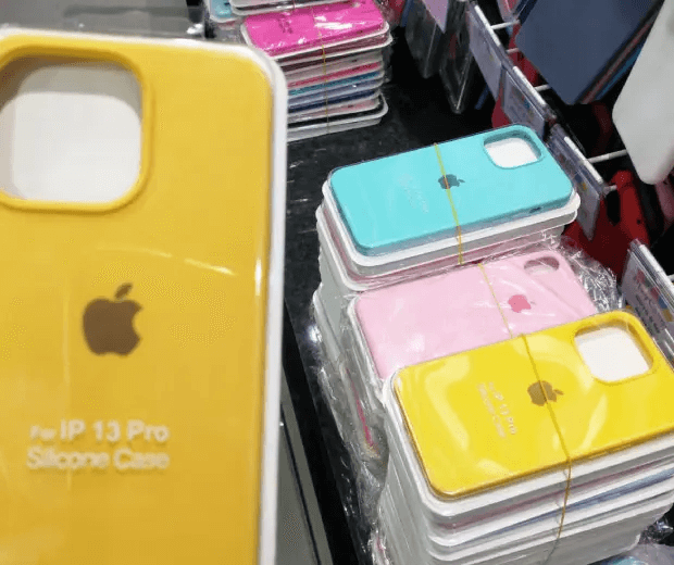 Polícia apreende quase 2.000 acessórios de celular falsificados em 4 shoppings