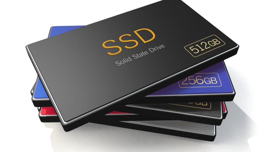 SSD significa Solid State Drive, ou em português, unidade de estado sólido. Diferente dos HDs tradicionais, que utilizam discos magnéticos e cabeçotes de leitura e gravação, os SSDs utilizam memória flash. Essa tecnologia elimina a necessidade de partes móveis para ler ou escrever dados, resultando em um acesso muito mais rápido às informações armazenadas.